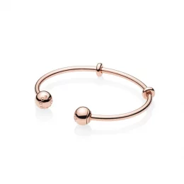 Bransoletka PANDORA Rose open bangle Moments z końcówkami z logo PANDORA