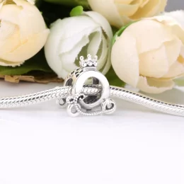 Charms PANDORA Kareta Monogram 798323