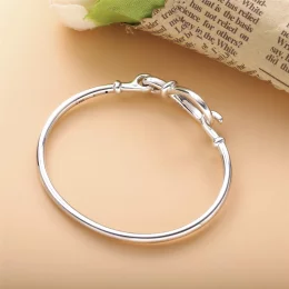 Bransoletka bangle Pandora z węzłem nieskończoności 598893C00