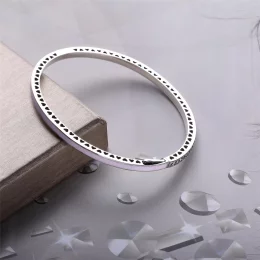 Srebrna bransoletka bangle w kolorze jasnoróżowym z cyrkoniami sześciennymi | PANDORA