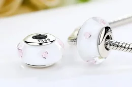 Charms Typu Pandora Białe kamienie ze szkła Murano w kolorze różowym - SCZ004