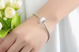 Charms Typu Pandora Białe kamienie ze szkła Murano w kolorze różowym - SCZ004